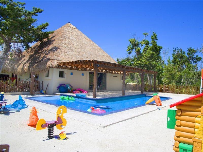 Occidental At Xcaret Destination Hotel Playa del Carmen Ngoại thất bức ảnh The children's pool at the Grand Palladium Hotel in Cancun, Mexico