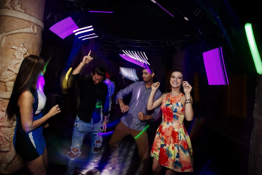 Occidental At Xcaret Destination Hotel Playa del Carmen Ngoại thất bức ảnh People dancing in a nightclub