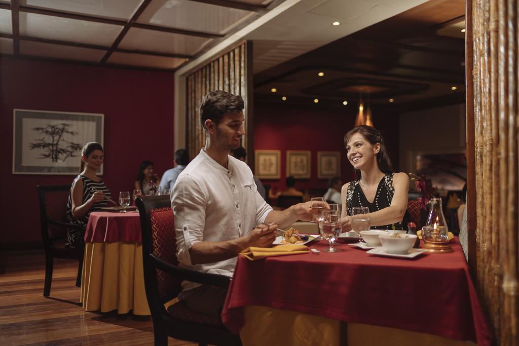 Occidental At Xcaret Destination Hotel Playa del Carmen Ngoại thất bức ảnh A couple dining at a restaurant