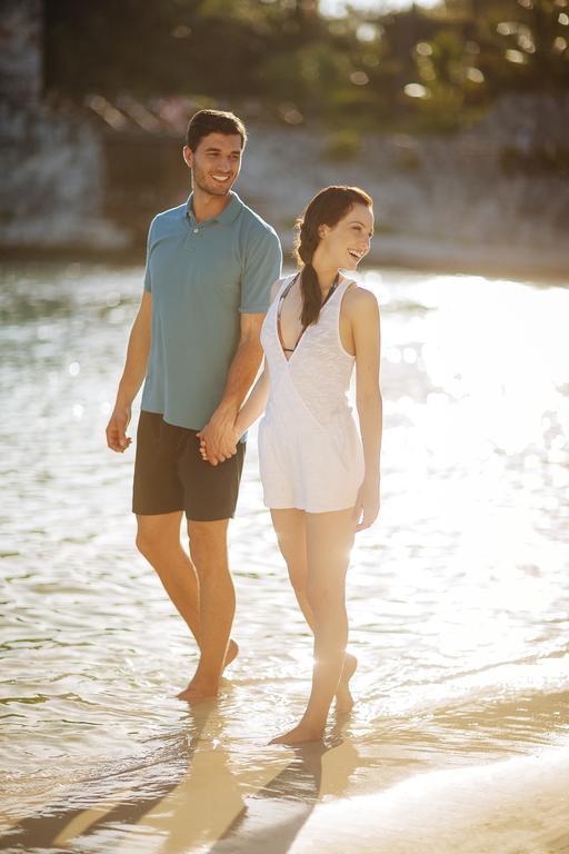 Occidental At Xcaret Destination Hotel Playa del Carmen Ngoại thất bức ảnh A couple holding hands