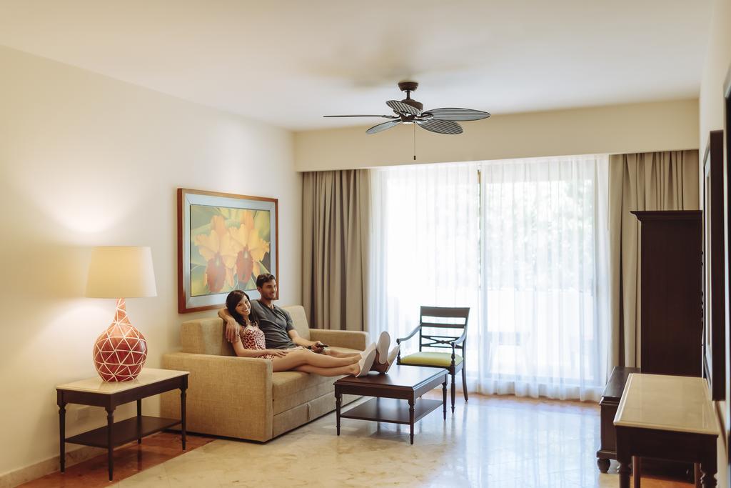 Occidental At Xcaret Destination Hotel Playa del Carmen Ngoại thất bức ảnh A living room with a ceiling fan